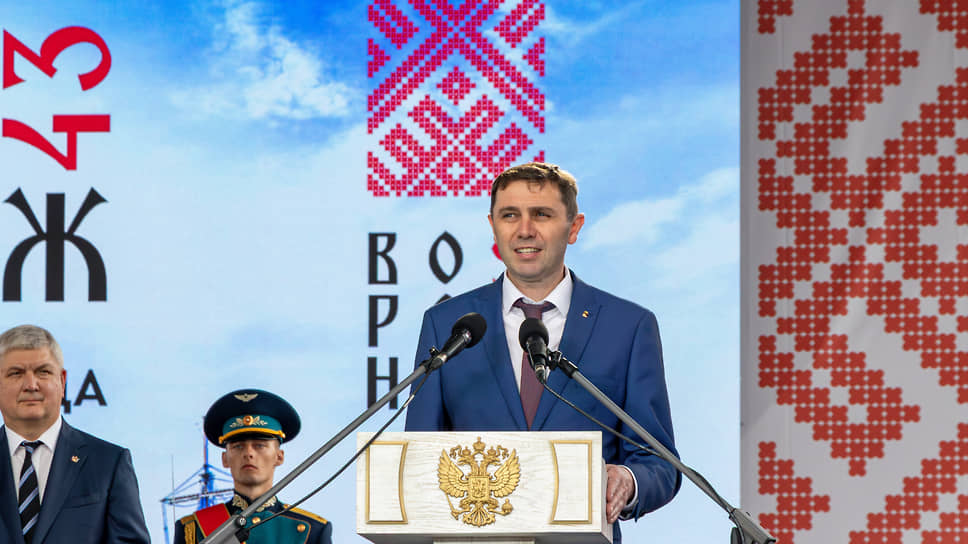 Глава Воронежа Сергей Петрин обращается к горожанам с речью во время церемонии торжественного открытия программы Дня города в Воронеже 
