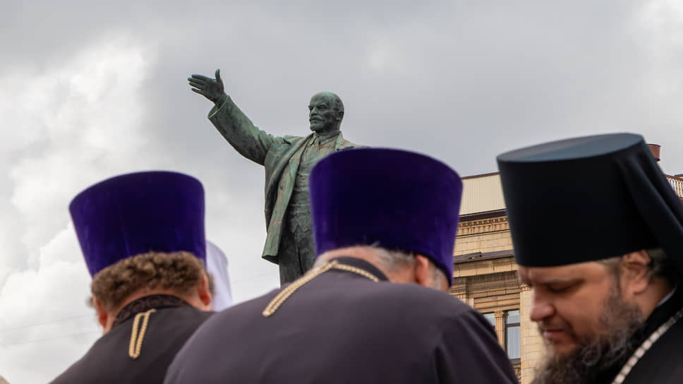 Священнослужители во время праздничной программы на площади Ленина. На заднем плане — памятник Ленину у здания правительства Воронежской области 
