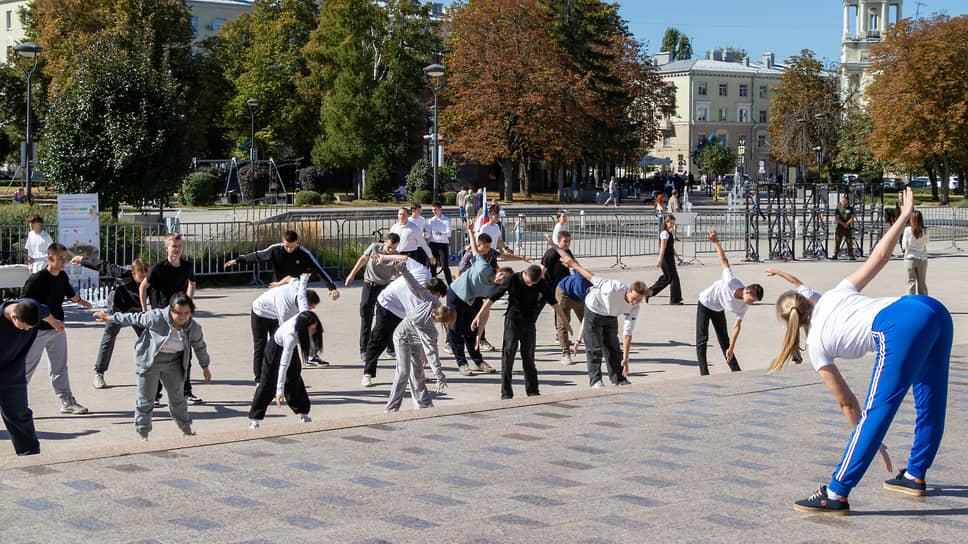Утренняя зарядка на свежем воздухе для участников Воронежского промышленного форума