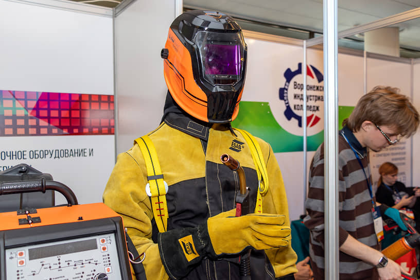 Экспозиция XV Воронежского промышленного форума. Манекен в защитном костюме сварщика
