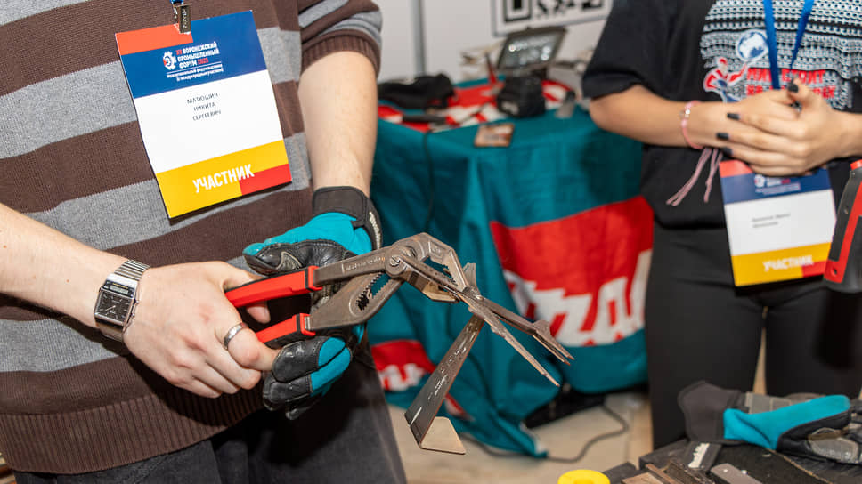 Экспозиция XV Воронежского промышленного форума. Студент Воронежского индустриального колледжа изготавливает металлическую модель самолета