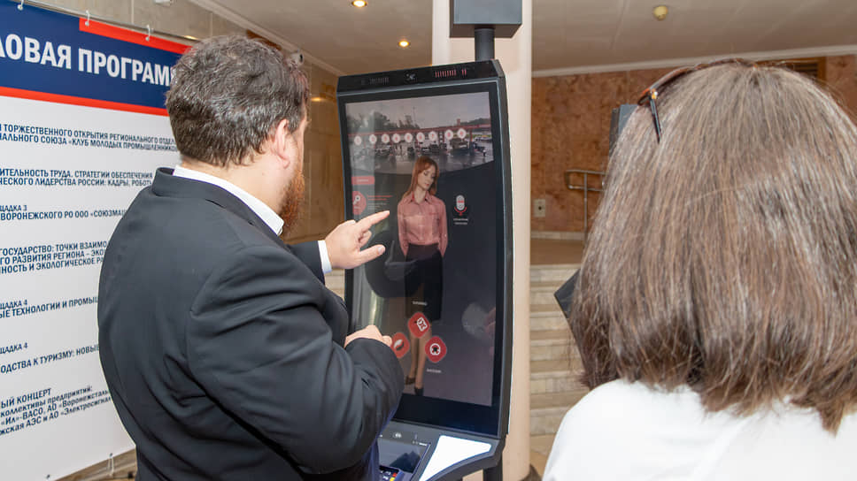 Посетитель внимательно изучает экспозицию на одном из стендов Воронежского промышленного форума