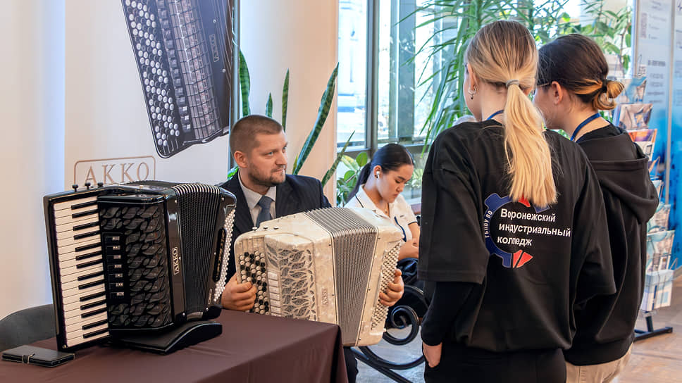 Экспозиция XV Воронежского промышленного форума. Стенд производителя музыкальных инструментов