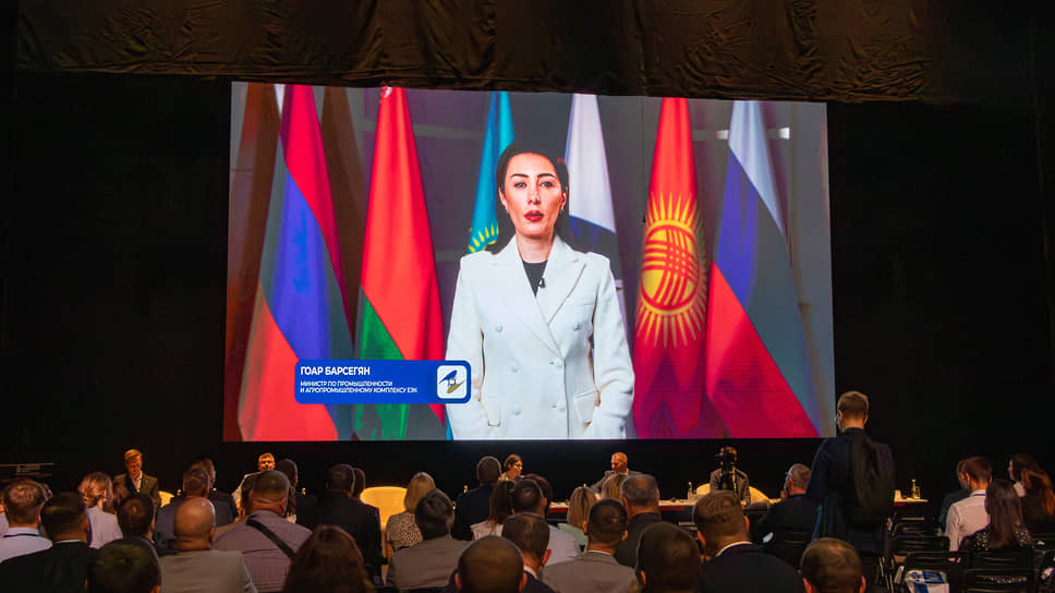 Гоар Барсегян, министр по промышленности и агропромышленному комплексу ЕЭК, обращается к участникам форума