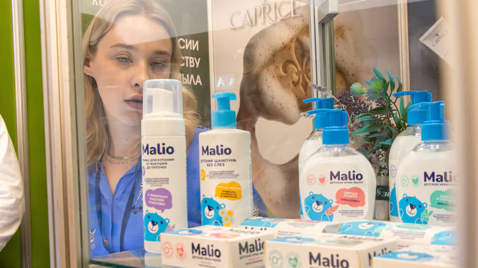 Представительница компании «Эфко» демонстрирует линейку продукции косметики