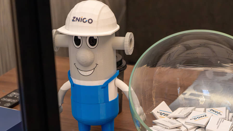 Маскот компании Znico на выставочном стенде форума