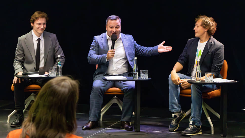 Руководитель Фестивальной дирекции Воронежской области Юрий Зайцев (в центре) отбирал на фестиваль спектакли в том числе по финансовым критериям «доступности»