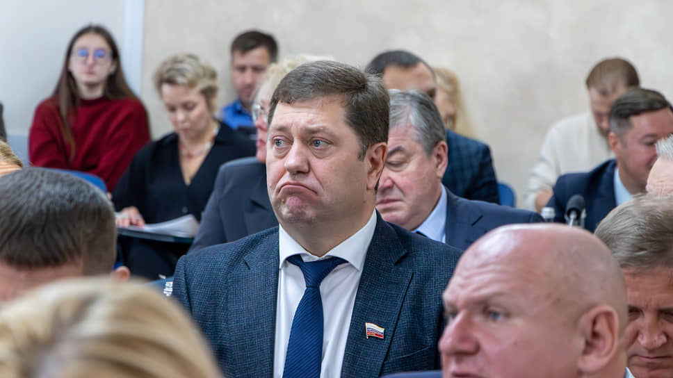Топ-менеджер АО «Домостроительный комбинат», депутат Сергей Крючков на первом заседании муниципального парламента Воронежа нового созыва