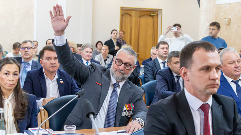 Депутат воронежской гордумы, участник СВО Михаил Гамбург (в центре) стал единственным, кто проголосовал против кандидатуры господина Черкасова на пост вице-спикера