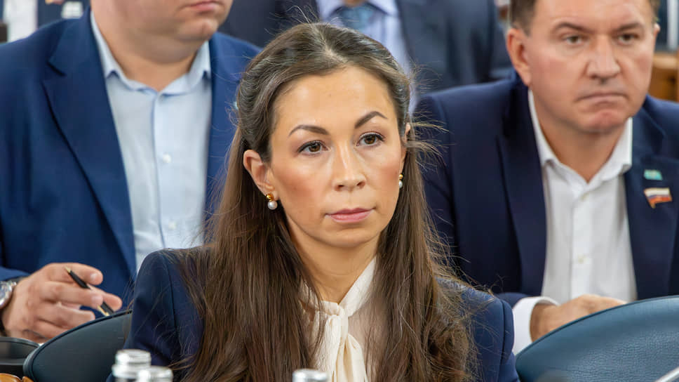 Анастасия Позднякова, депутат гордумы, топ-менеджер АО «Галерея Чижова» на первом заседании нового созыва муниципального парламента
