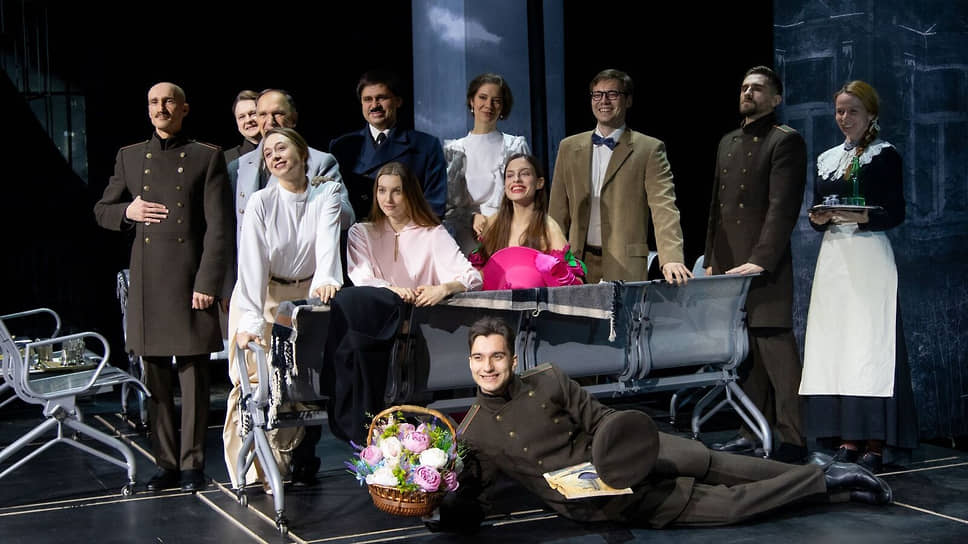 Cпектакль по пьесе Антона Павловича Чехова «Три сестры» в театре имени Кольцова 