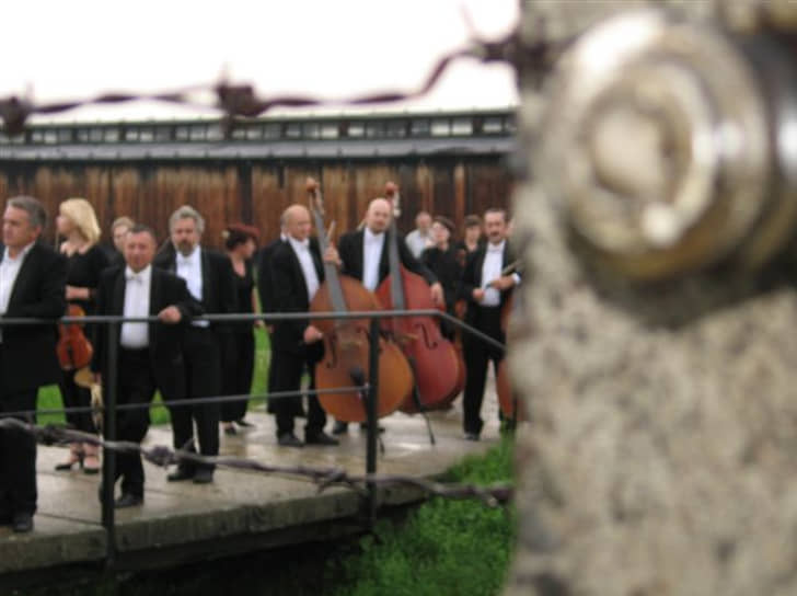 С 2003 года, на протяжении трех лет, оркестр участвовал в международном проекте «Гуманизм против террора». Мемориальный концерт на территории концентрационного лагеря Аушвитц-Биркенау в Освенциме (Польша, 2005 год)