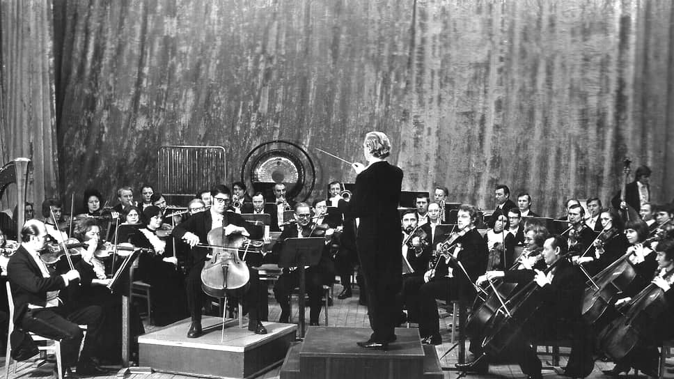 С 1972 года главным дирижером и художественным руководителем оркестра стал народный артист России Владимир Вербицкий. На фото: маэстро и виолончелист Александр Покровский (1970-е годы)