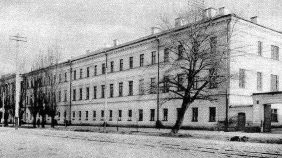 Дворец труда (сейчас здание Воронежского техникума строительных технологий). 1 ноября 1925 года в его большом двухсветном зале состоялся первый концерт симфонического оркестра