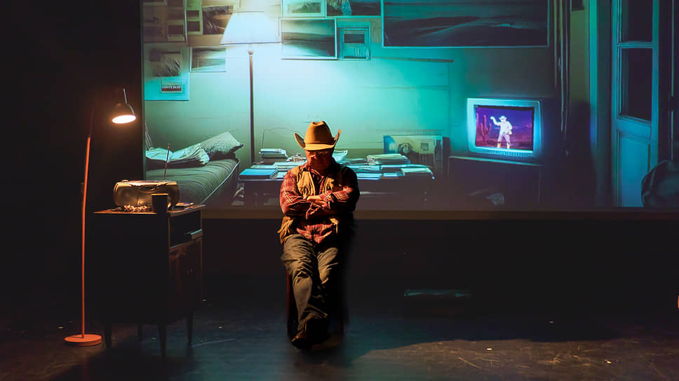 В центре первой новеллы находится «скромный американец», которого виртуозно играет Камиль Тукаев