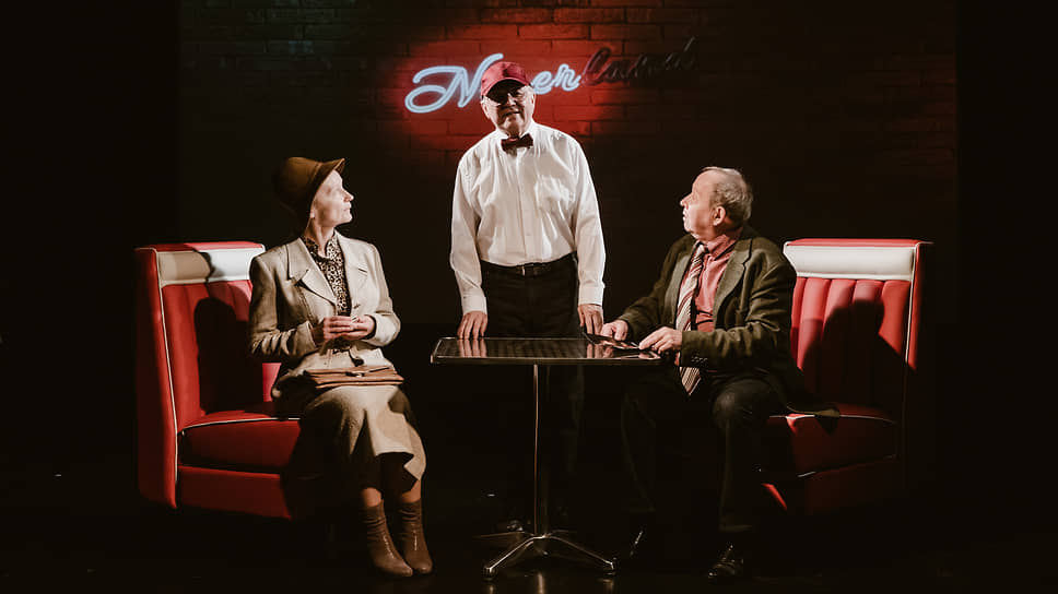 Пряча истинные чувства за маской некоего безразличия, они метко обмениваются репликами, выдавая блестяще комичный диалог