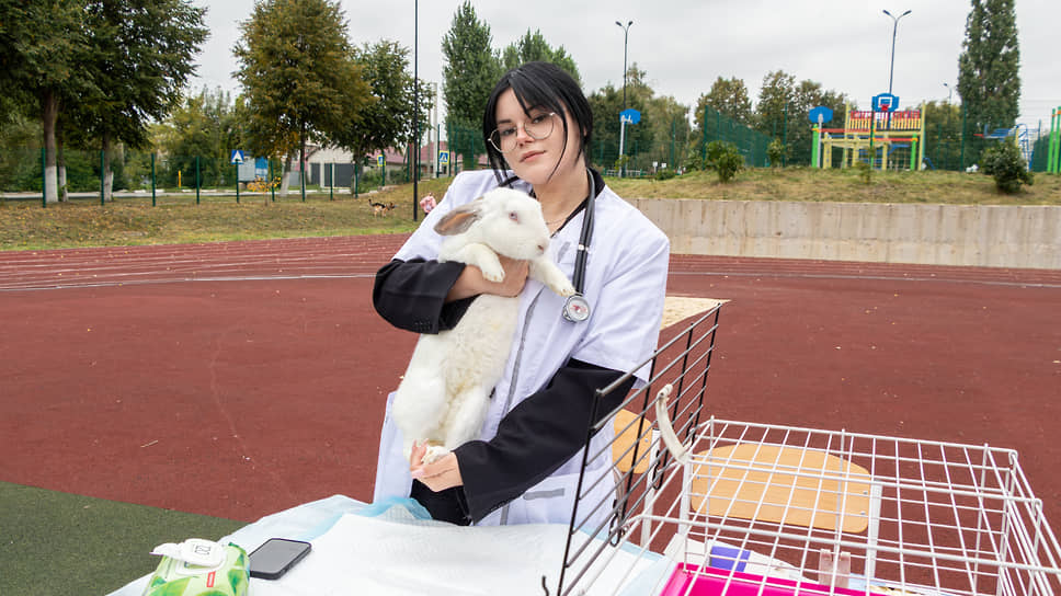 Ветеринар проводит мастер-класс по клиническому обследованию кроликов для школьников на открытии агротехнологического класса в Липецкой области