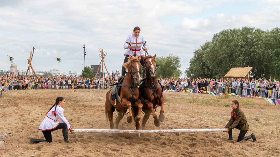 Конное показательное выступление команды «Золотой Дон» на фестивале «Город-сад» в Воронеже