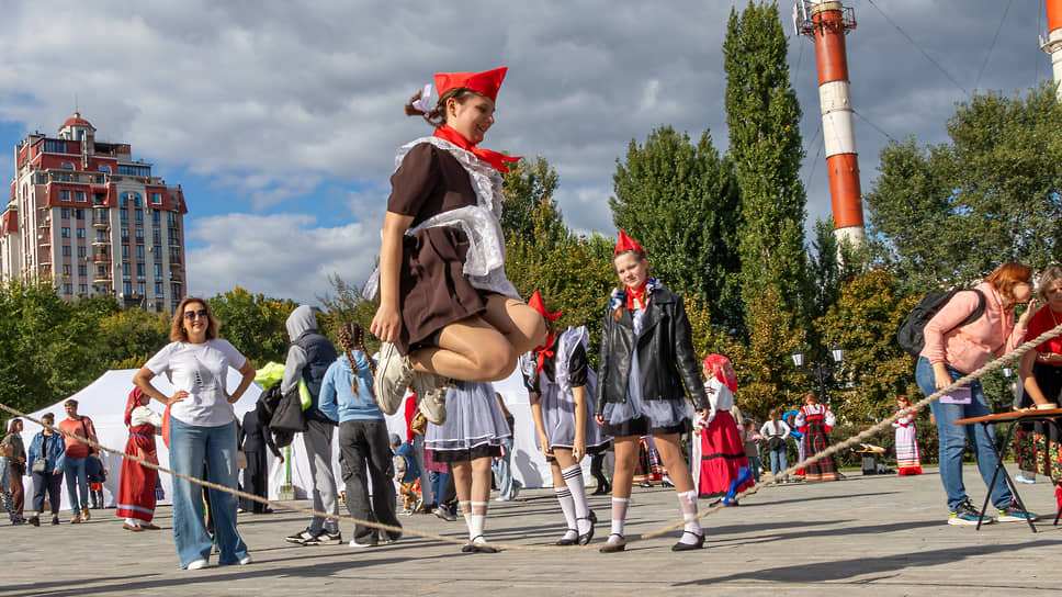 Девушка в костюме пионерки участвует в спортивных мероприятиях на Дне города в Воронеже