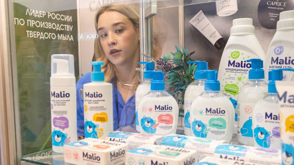 Представительница компании «Эфко косметик» демонстрирует продукцию гостям Воронежского промышленного форума