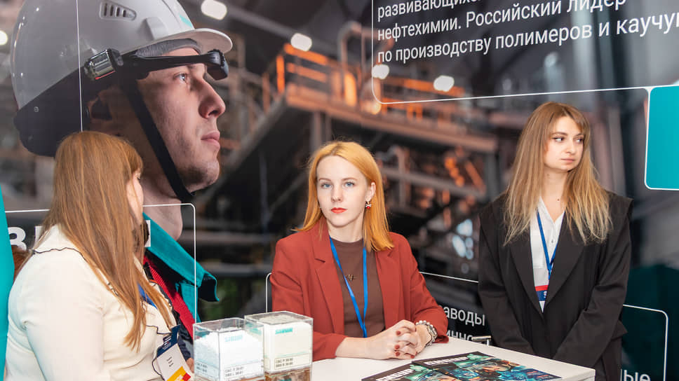 Участницы работают на одном из стендов Воронежского промышленного форума