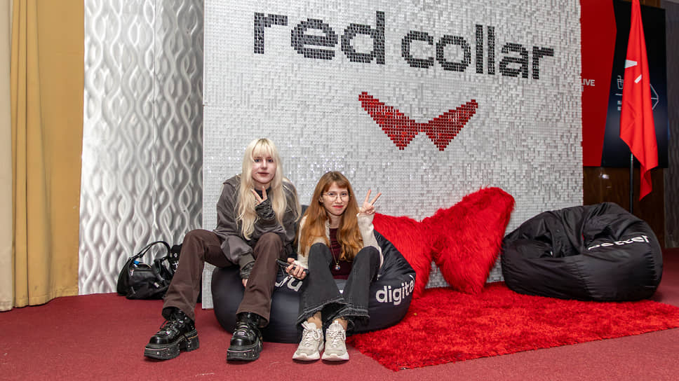 Посетительницы форума «Цифроземье» в Воронеже позируют в одной из тематических фотозон мероприятия