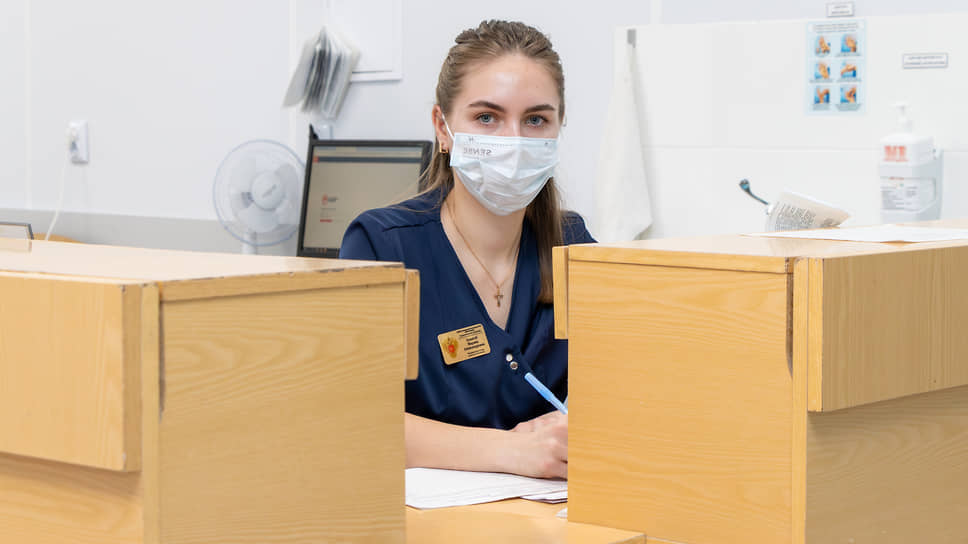 Медицинская сестра на посту в отделении больницы