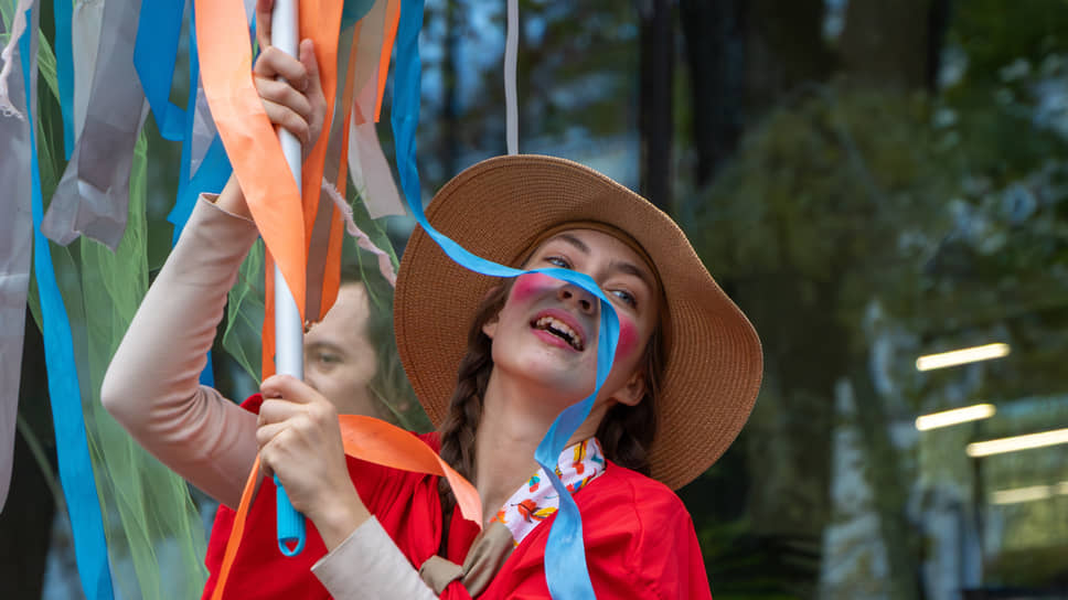 Актриса «ВАУ-театра» выступает на церемонии открытия XI детского театрального фестиваля «Маршак» в Воронеже