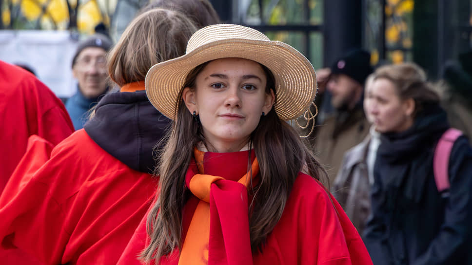 Актриса «ВАУ-театра» выступает на церемонии открытия XI детского театрального фестиваля «Маршак» в Воронеже