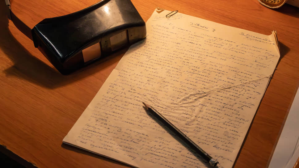 Рукопись Василия Пескова на рабочем столе в экспозиции музея