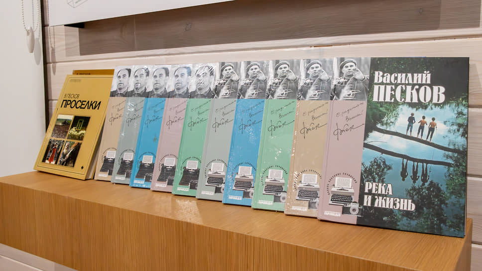 Экспозиция с изданиями книг Василия Пескова