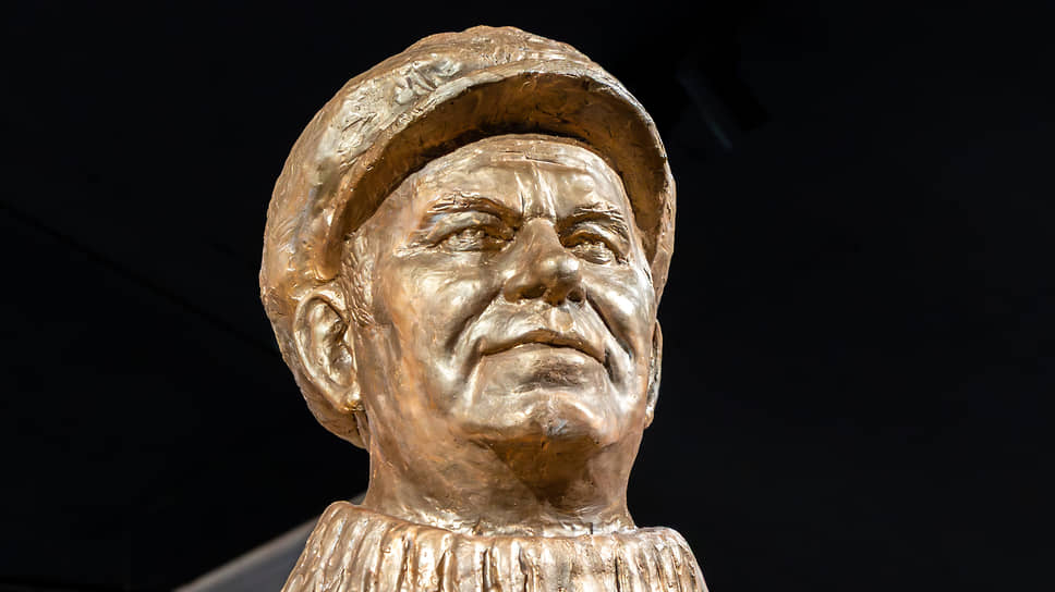 Бюст Василия Пескова в экспозиции музея