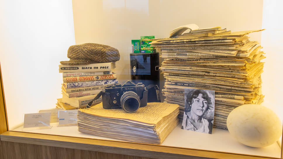 Витрина с личными вещами, книгами и фотоаппаратом Василия Пескова
