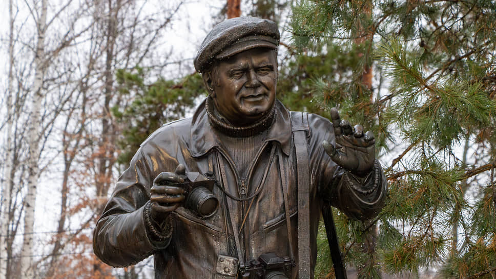 Памятник Василию Пескову в Воронежском государственном природном биосферном заповеднике