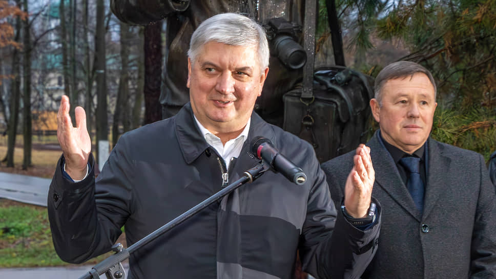 Александр Гусев, губернатор Воронежской области (слева), Анатолий Тарасов, директор Воронежского биосферного заповедника (справа), на торжественном открытии музея