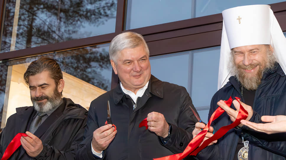 Слева направо: Дмитрий Песков, внук Василия Пескова, Александр Гусев, губернатор Воронежской области, митрополит Воронежский и Лискинский Леонтий на торжественном открытии музея