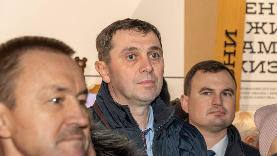 Слева направо: Юрий Матузов, председатель воронежской областной думы, Сергей Петрин, мэр Воронежа, Олег Мухин, руководитель пресс-службы воронежской областной думы, во время экскурсии в музее