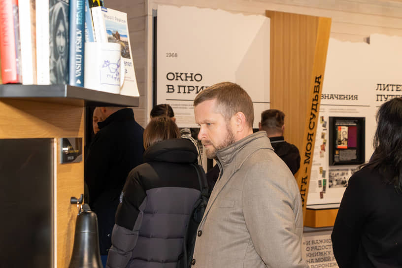 Алексей Сапронов, заместитель председателя правительства Воронежской области, во время экскурсии в музее