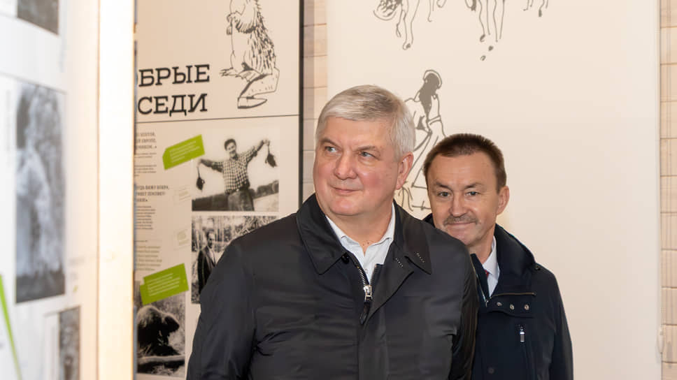 Александр Гусев (слева) и Юрий Матузов (справа) во время экскурсии в музее