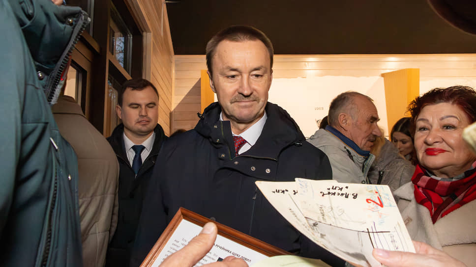 Юрию Матузову показывают негативы Василия Пескова, которые можно распечатать по той же технологии, что использовал сам журналист