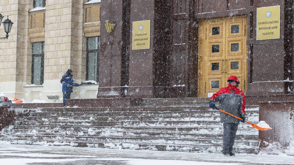 Рабочие убирают снег у здания правительства Воронежской области