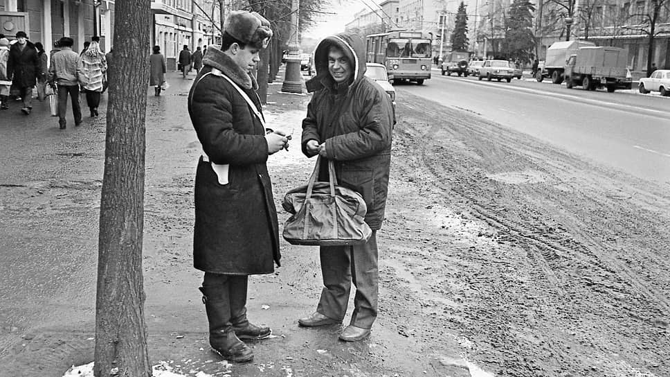 Проспект Революции. Сотрудник ГАИ выписывает штраф за переход улицы в неположенном месте. Съемка Январь 1993 год.