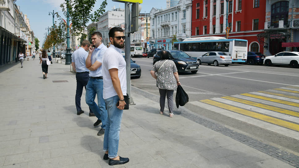 Проспект Революции. Люди у пешеходного перехода около Кукольного театра «Шут».