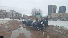В луже на дороге в Заволжском районе Ярославля утонул автомобиль