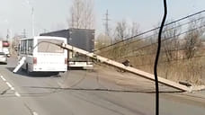 В Ярославле упавший столб перегородил Юго-Западную окружную дорогу