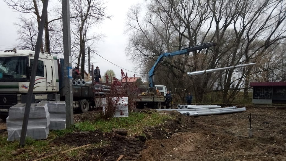 Установка столбов на берегу Плещеева озера