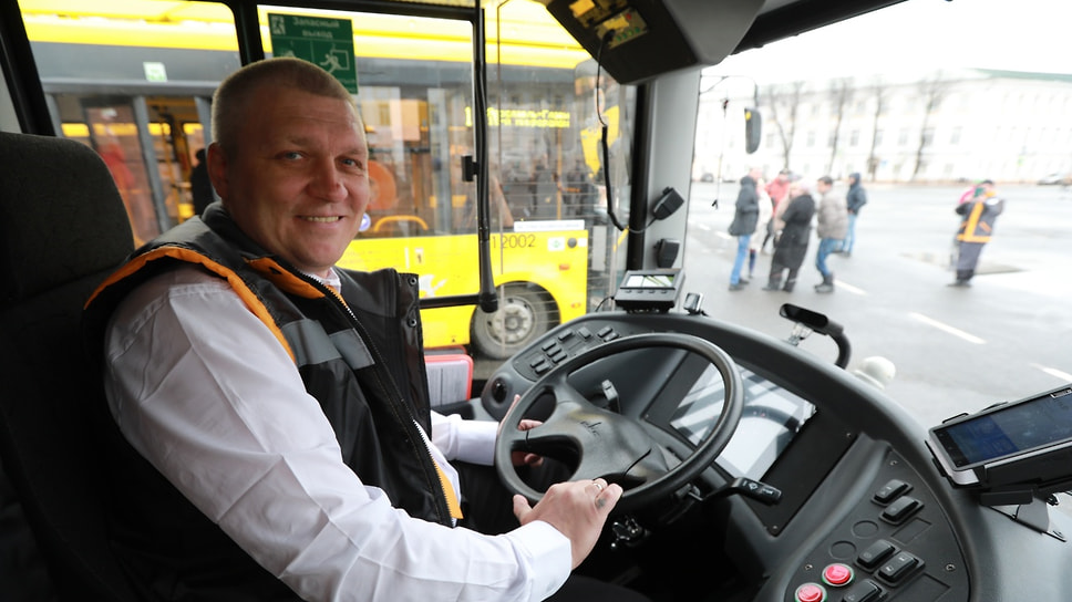 Водитель желтого автобуса