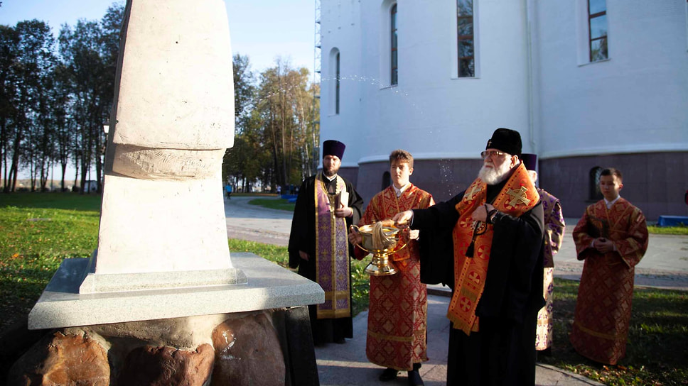 Освящение поклонного креста у Успенского собора в Ярославле