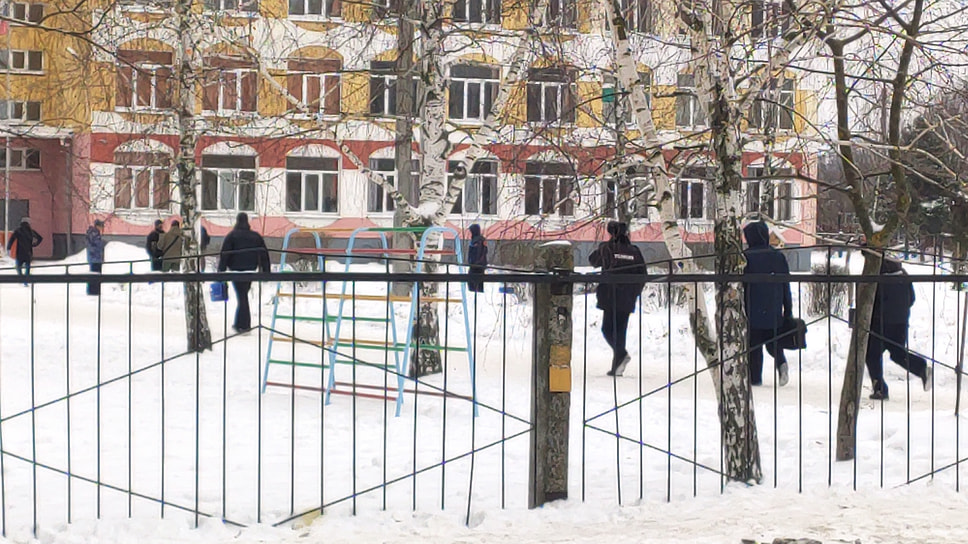 Обстановка на месте стрельбы в гимназии №5 в Брянске.  