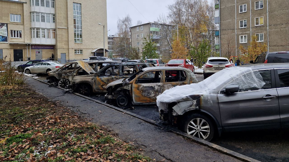 Сгоревшие автомобили в Ярославле